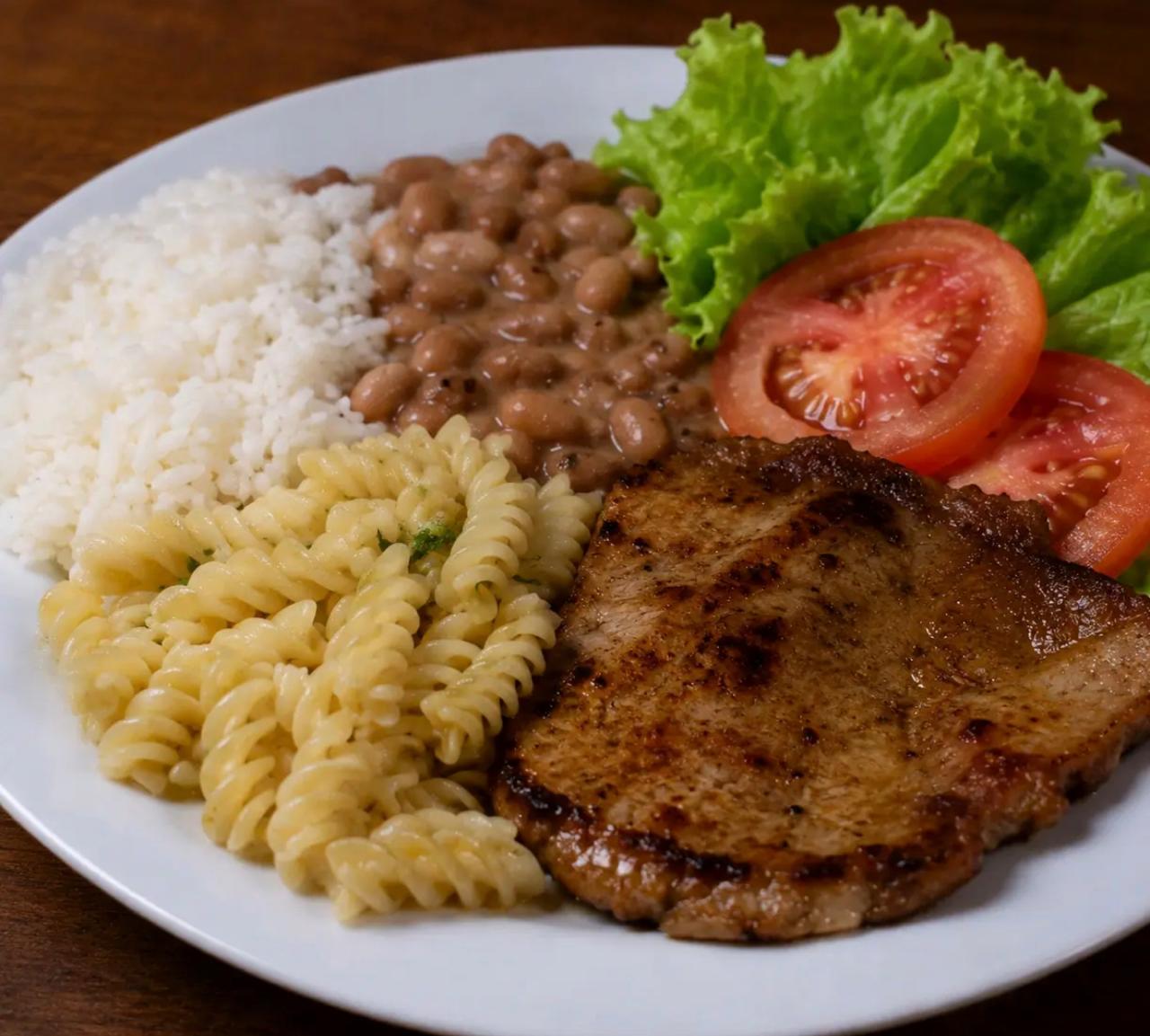 Arroz, feijão, macarrão alho e óleo, salada, farinha temperada e bife de porco